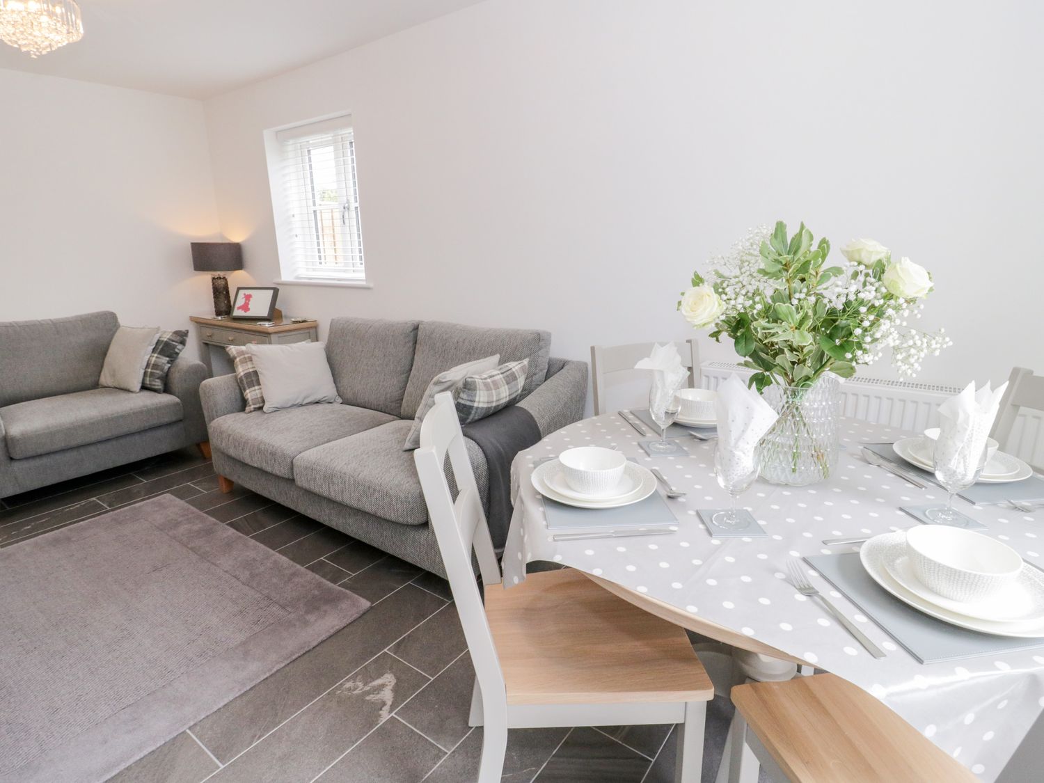 2 Llys Emrys, Ruthin