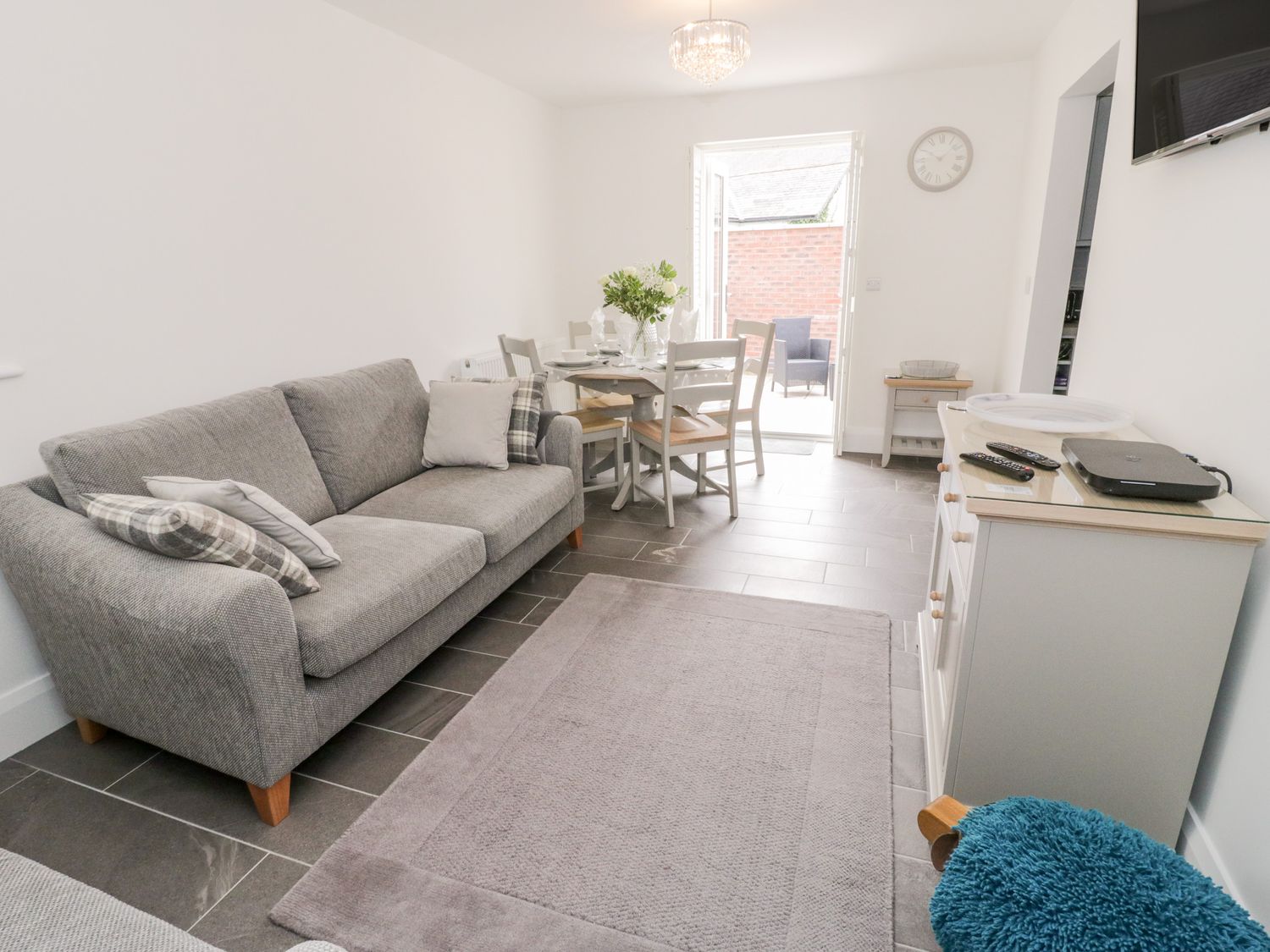 2 Llys Emrys, Ruthin