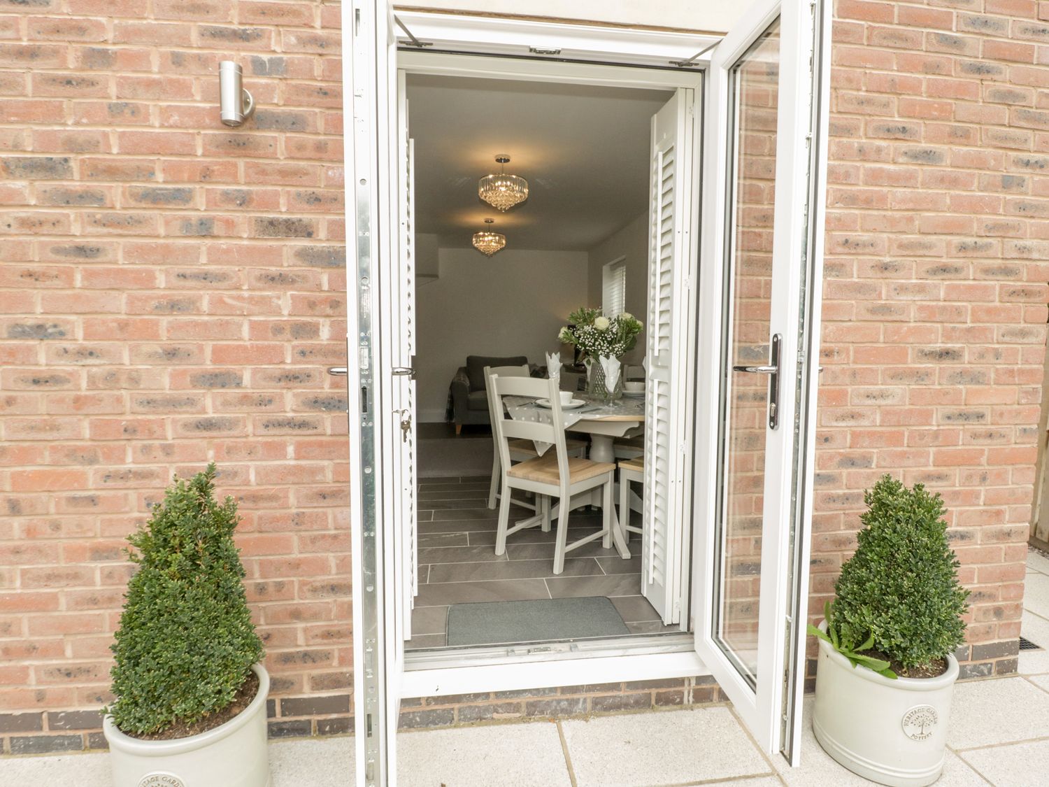 2 Llys Emrys, Ruthin