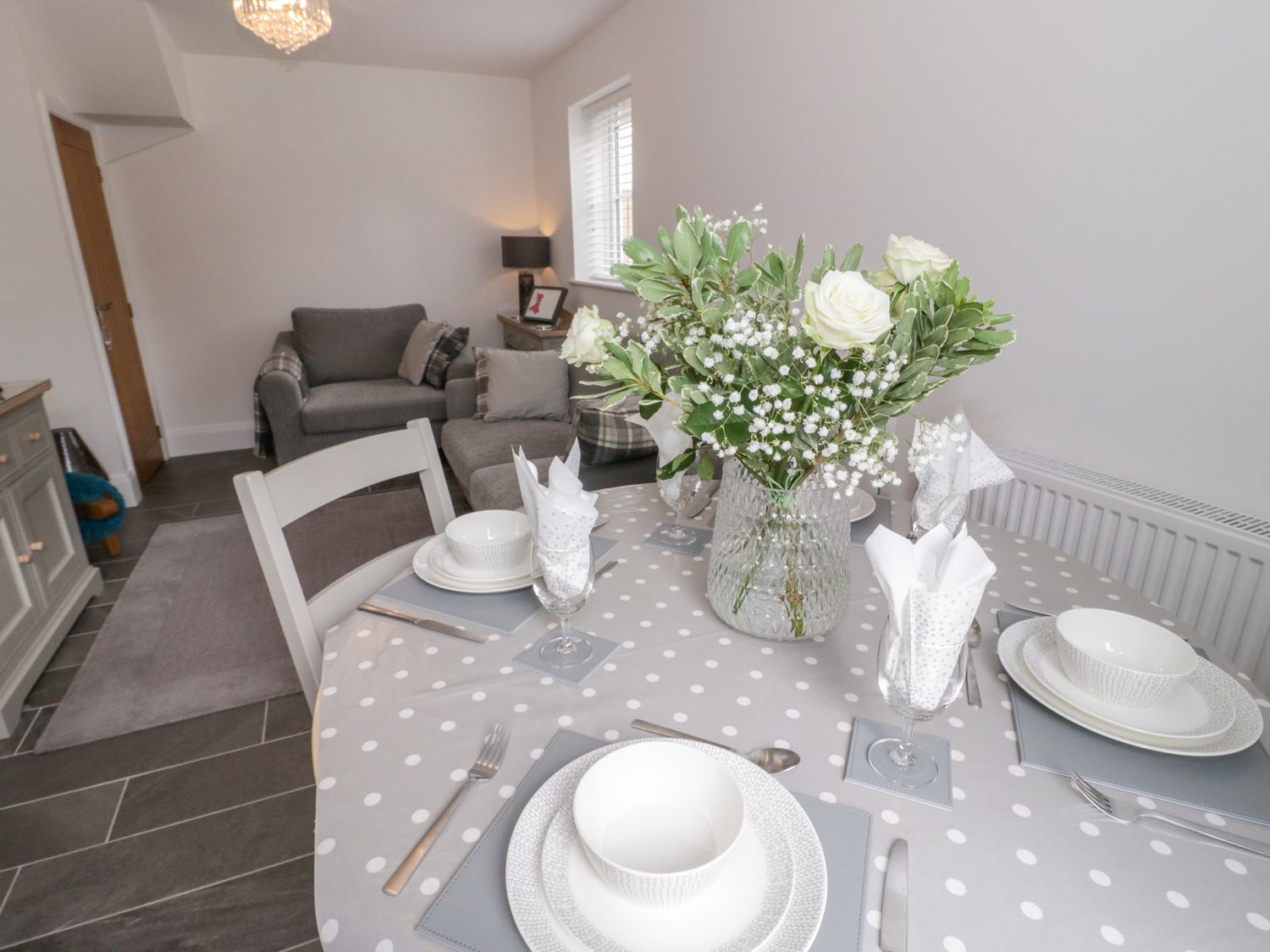 2 Llys Emrys, Ruthin