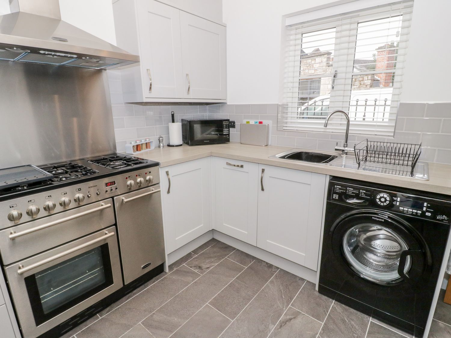 2 Llys Emrys, Ruthin