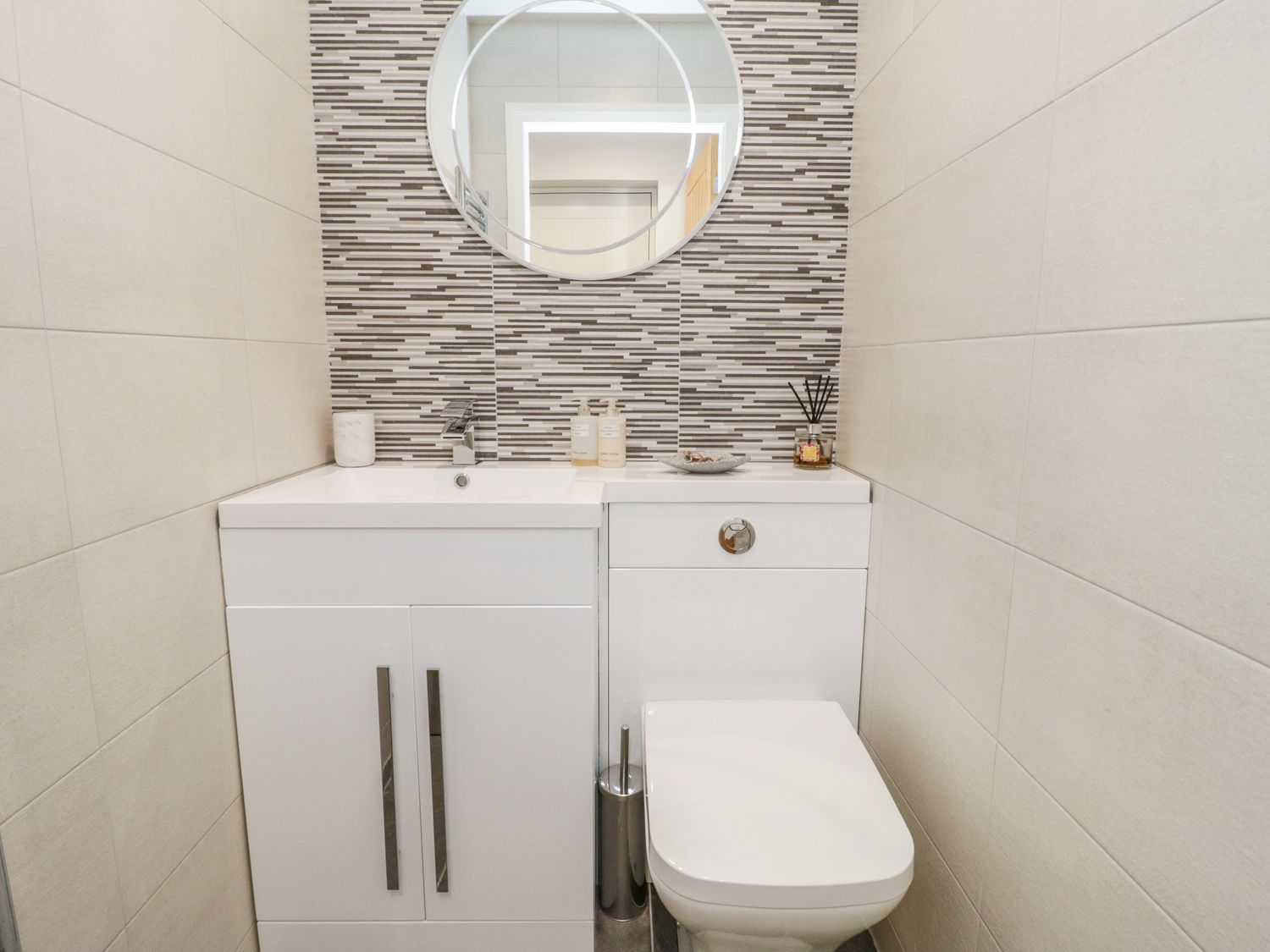 2 Llys Emrys, Ruthin