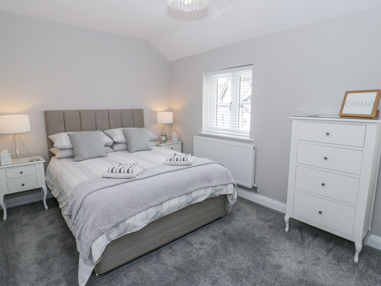 2 Llys Emrys, Ruthin