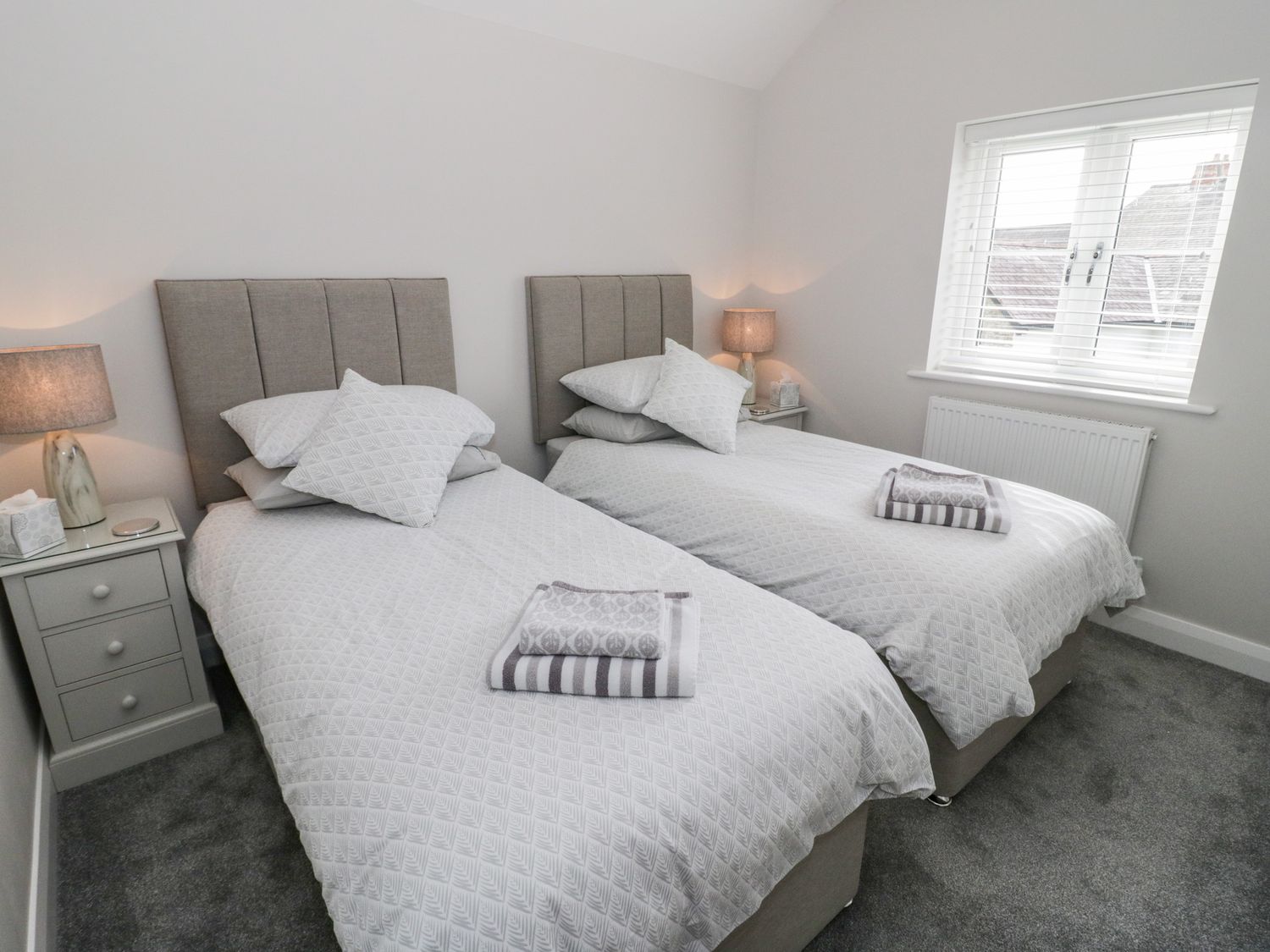 2 Llys Emrys, Ruthin