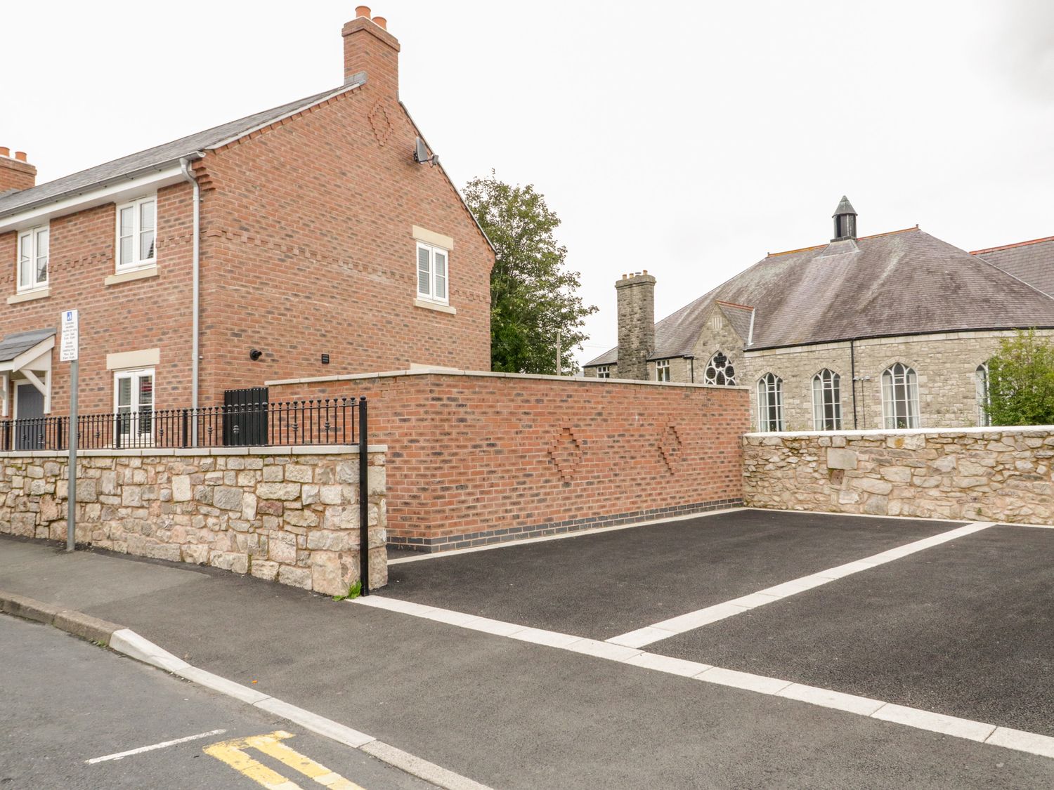 2 Llys Emrys, Ruthin