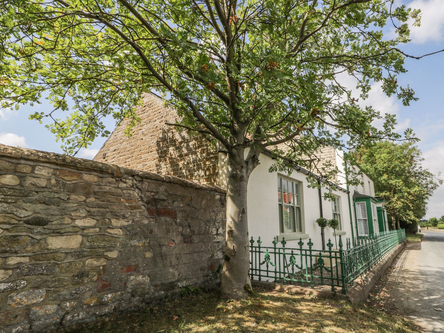 Londesborough Cottage Irton ( Ref 975764 ) Holiday cottage in Irton near Seamer and Scarborough - Accommodation sleeps 3 people