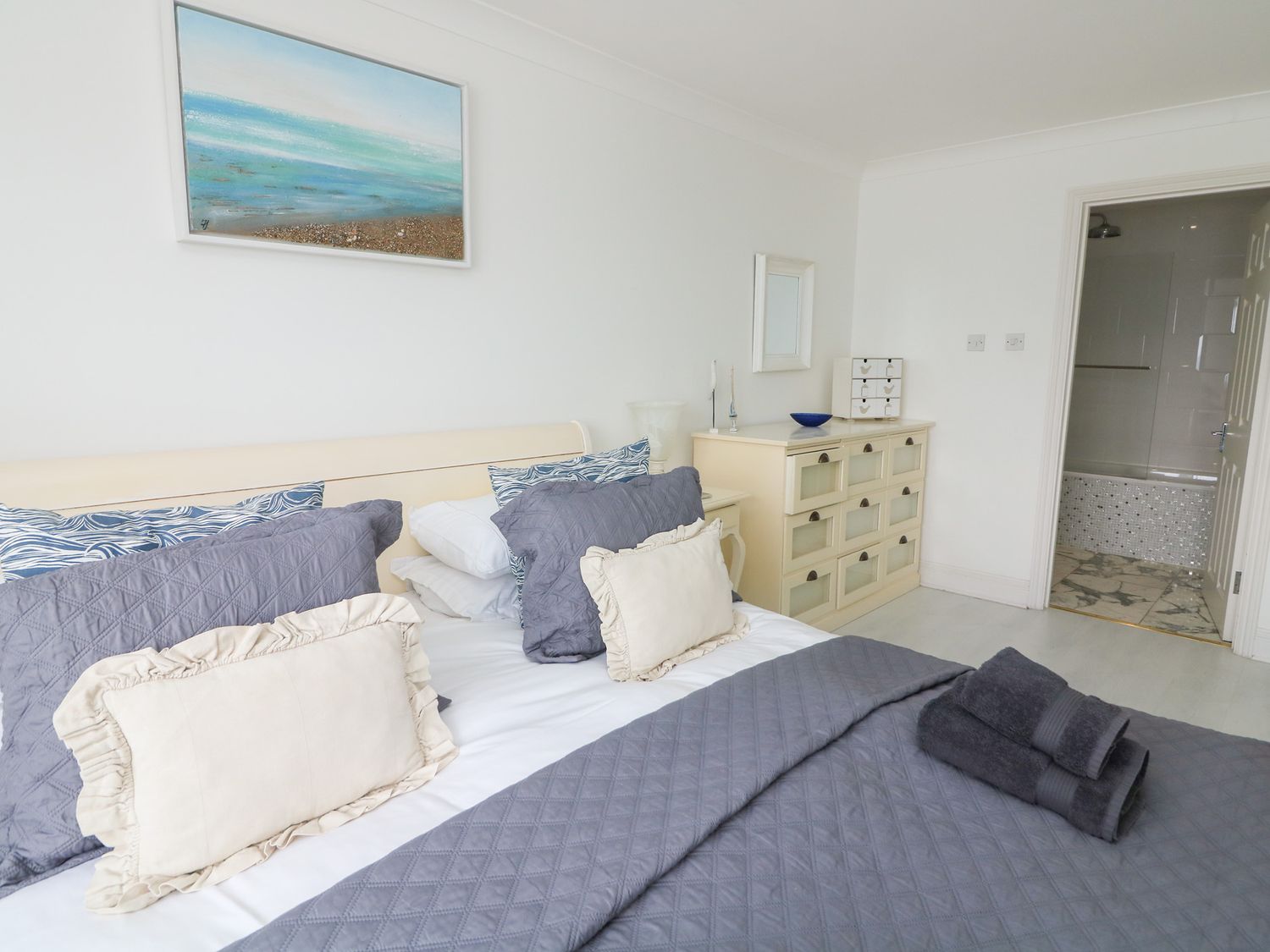 Apartment 27, Devon