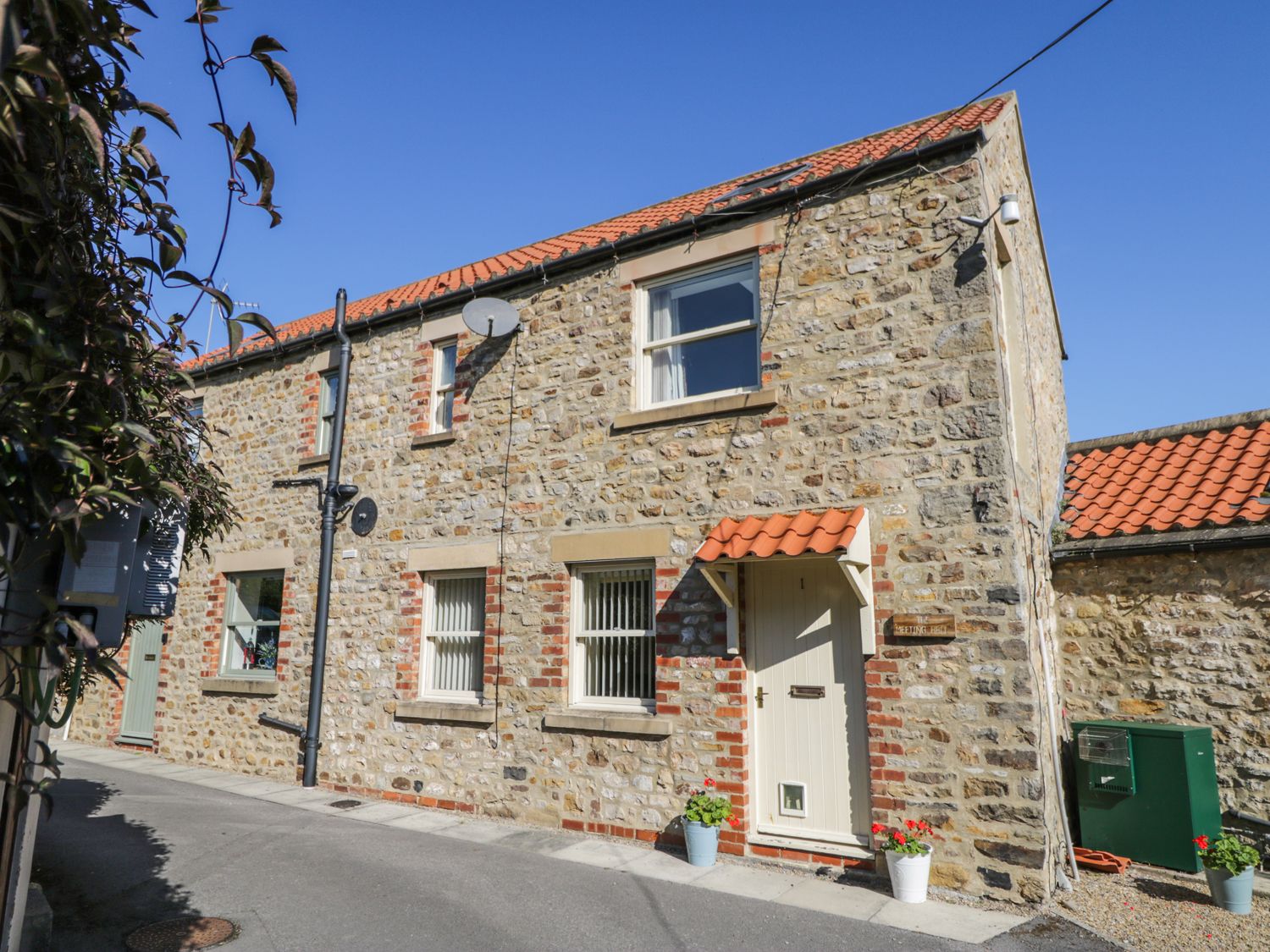 1 The Meeting Hall, Hunton - North Yorkshire - England : Cottages For ...