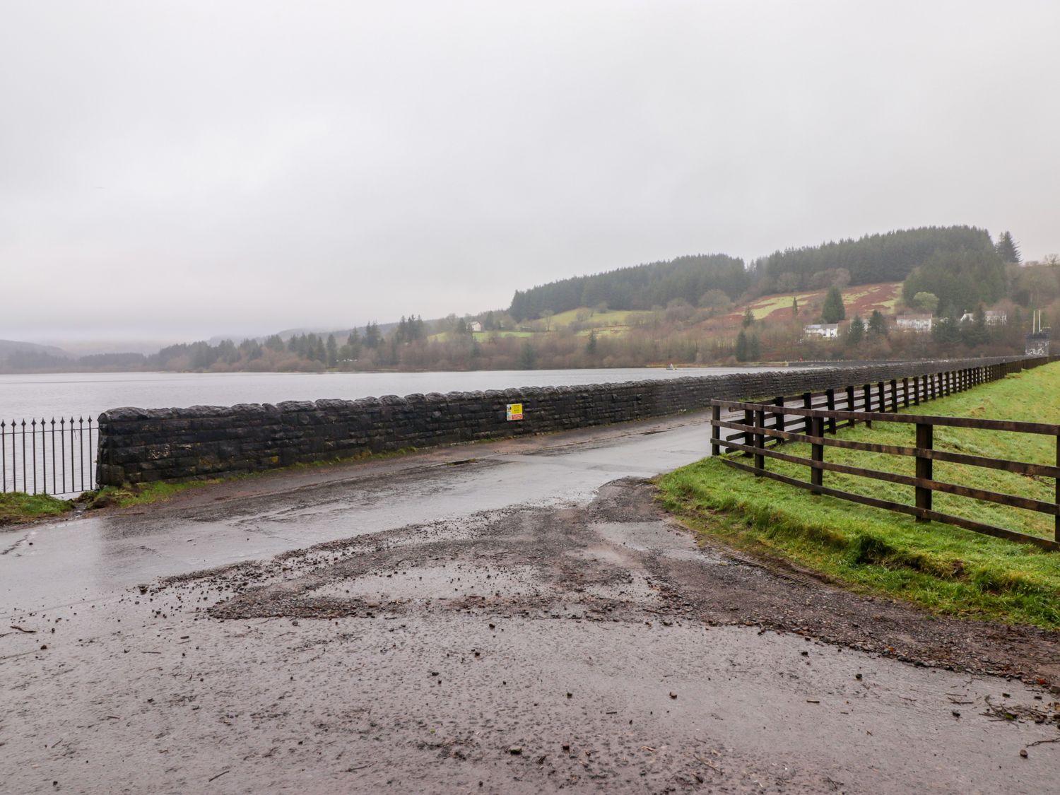 Hiraeth near Cefn-Coed-Y-Cymmer, South Wales. Hot tub. Allows pets. Partial ground-floor living. TV.