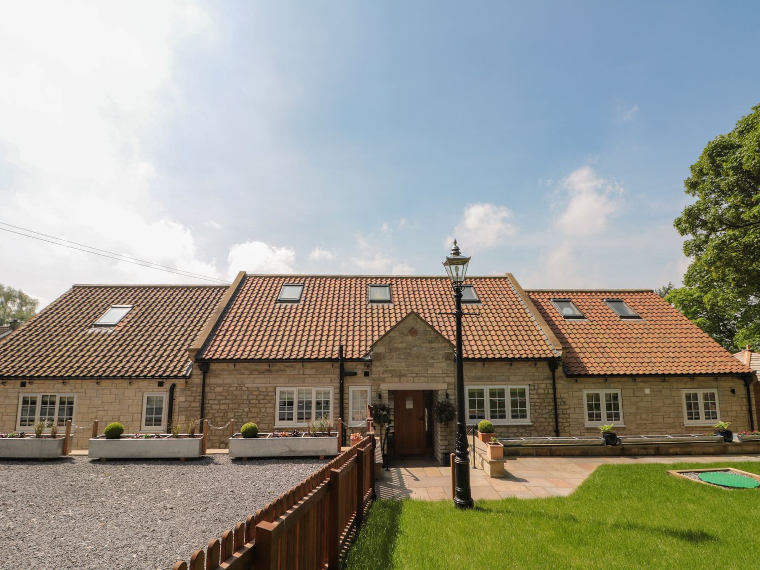 Ghyll Crest, Osmotherley, Thirsk, North Yorkshire. Hot tub. Enclosed patio. EV charging. En-suites. 