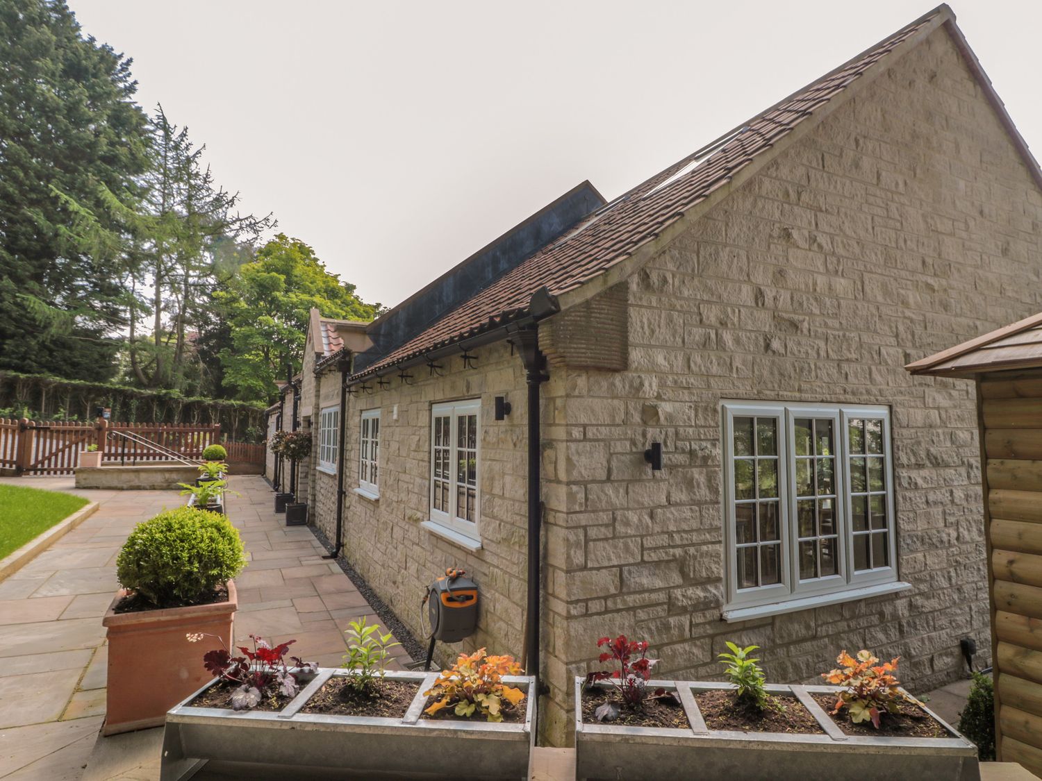 Ghyll Crest, Osmotherley, Thirsk, North Yorkshire. Hot tub. Enclosed patio. EV charging. En-suites. 