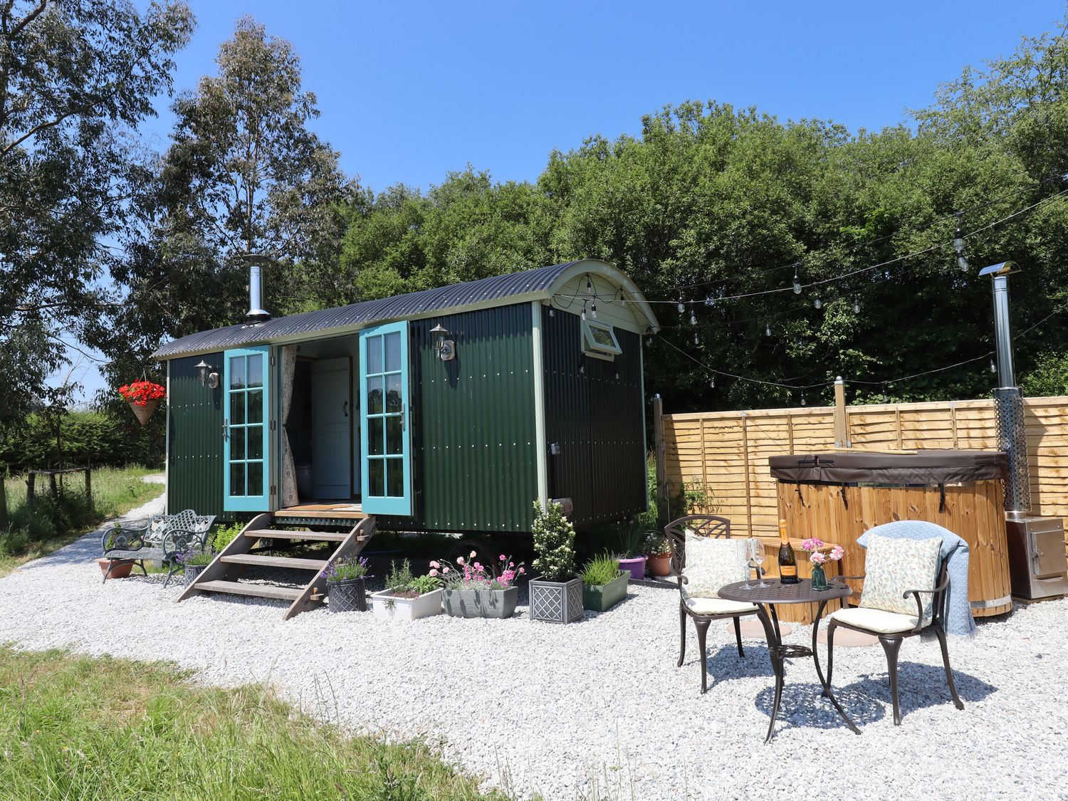 Two Moors Shepherds Hut is in Hittisleigh near Whiddon Down, Devon. Off-road parking. Couple retreat