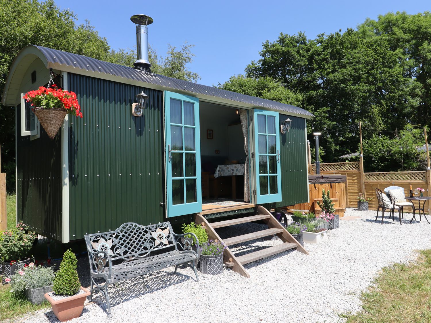 Two Moors Shepherds Hut is in Hittisleigh near Whiddon Down, Devon. Off-road parking. Couple retreat