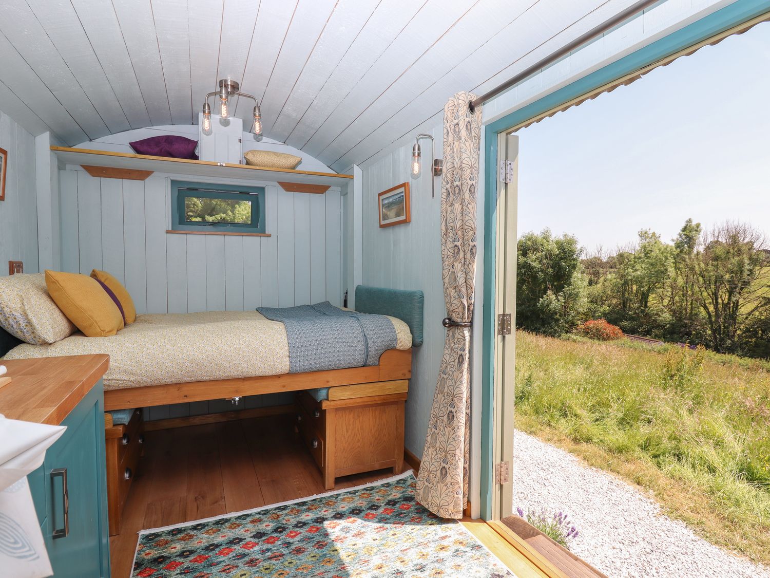 Two Moors Shepherds Hut is in Hittisleigh near Whiddon Down, Devon. Off-road parking. Couple retreat