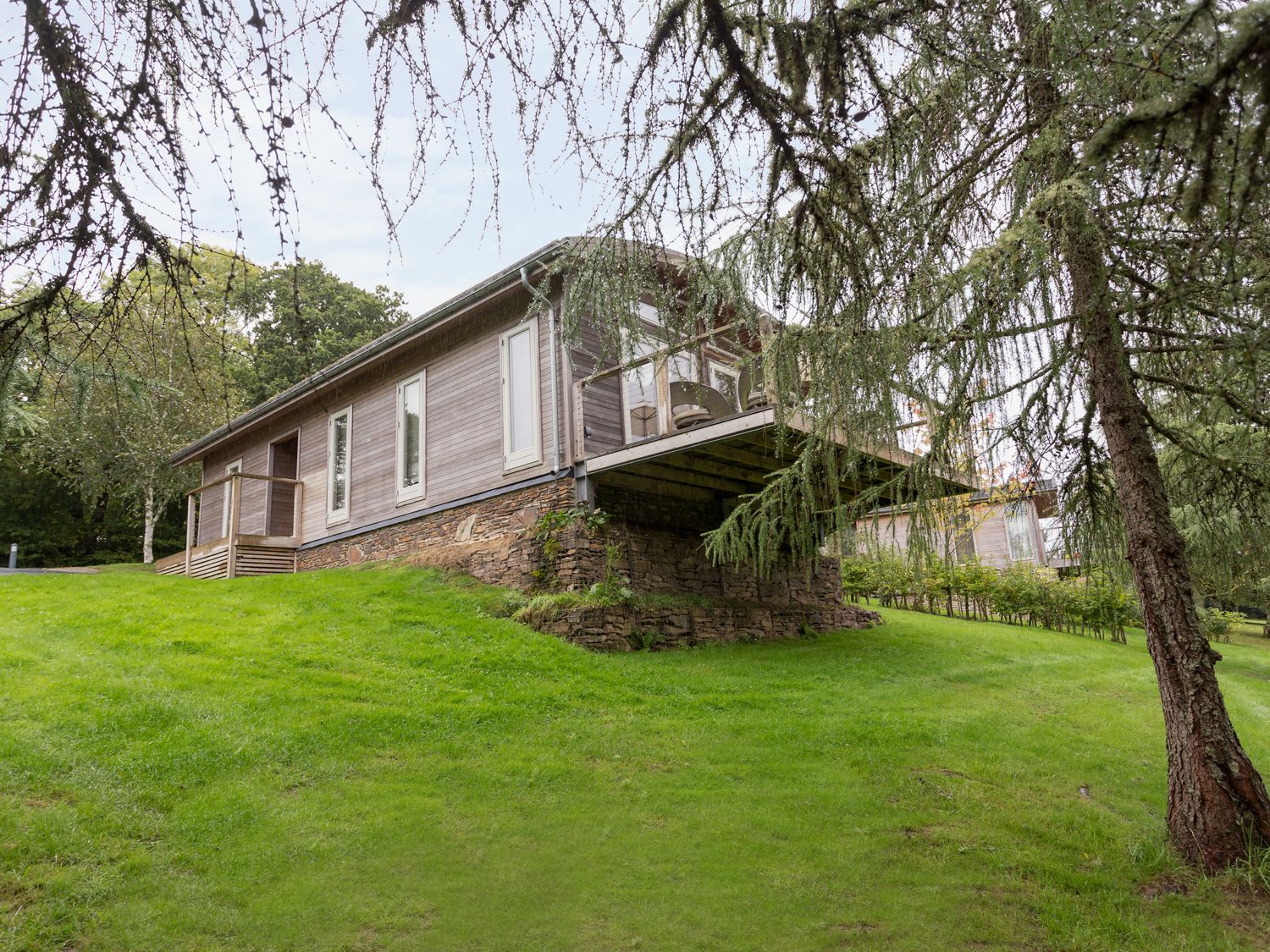 6 Lake View Lodge ( Ref 988008 ) Holiday Lodge Accommodation in Lanreath Cornwall England