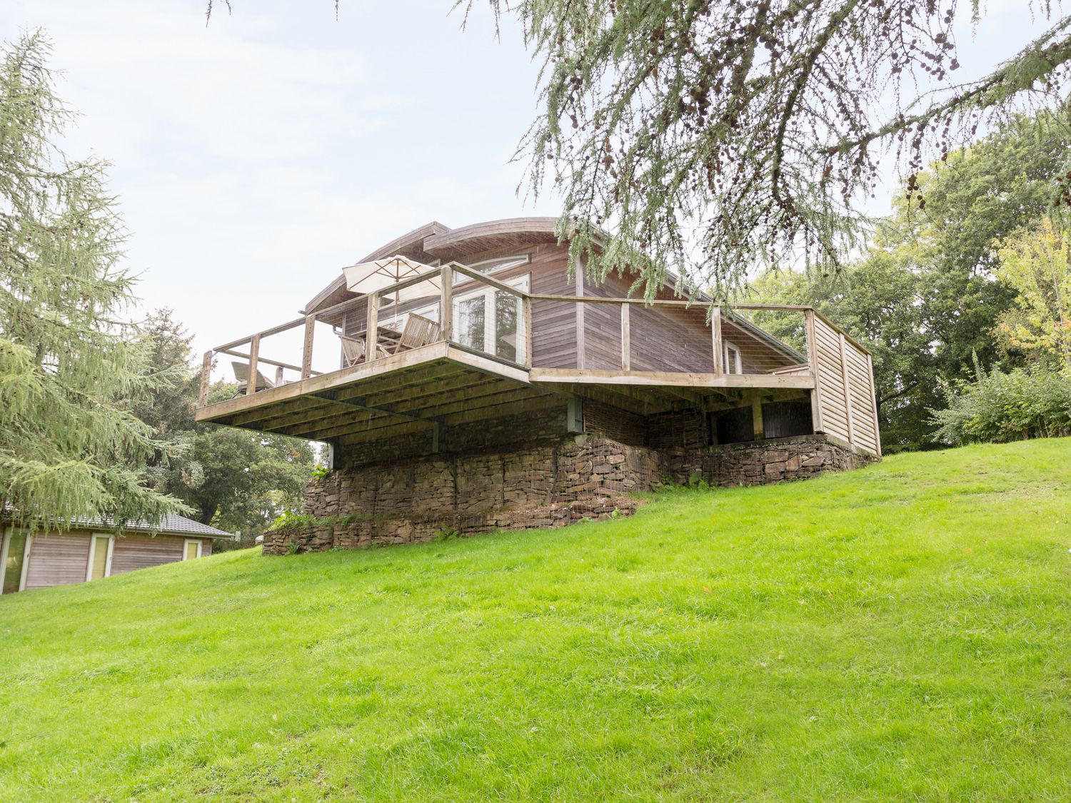 Book 6 Lake View Lodge ( Ref 988008 ) Lanreath Holiday Lodges at Stonerush Lakes Cornwall England