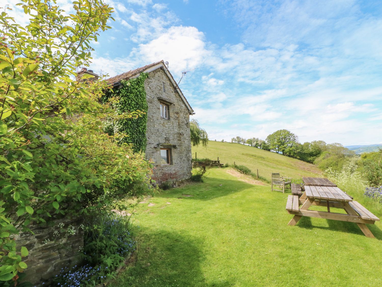 Llangain Farmhouse, Glasbury, Wales Alpha Holiday Lettings