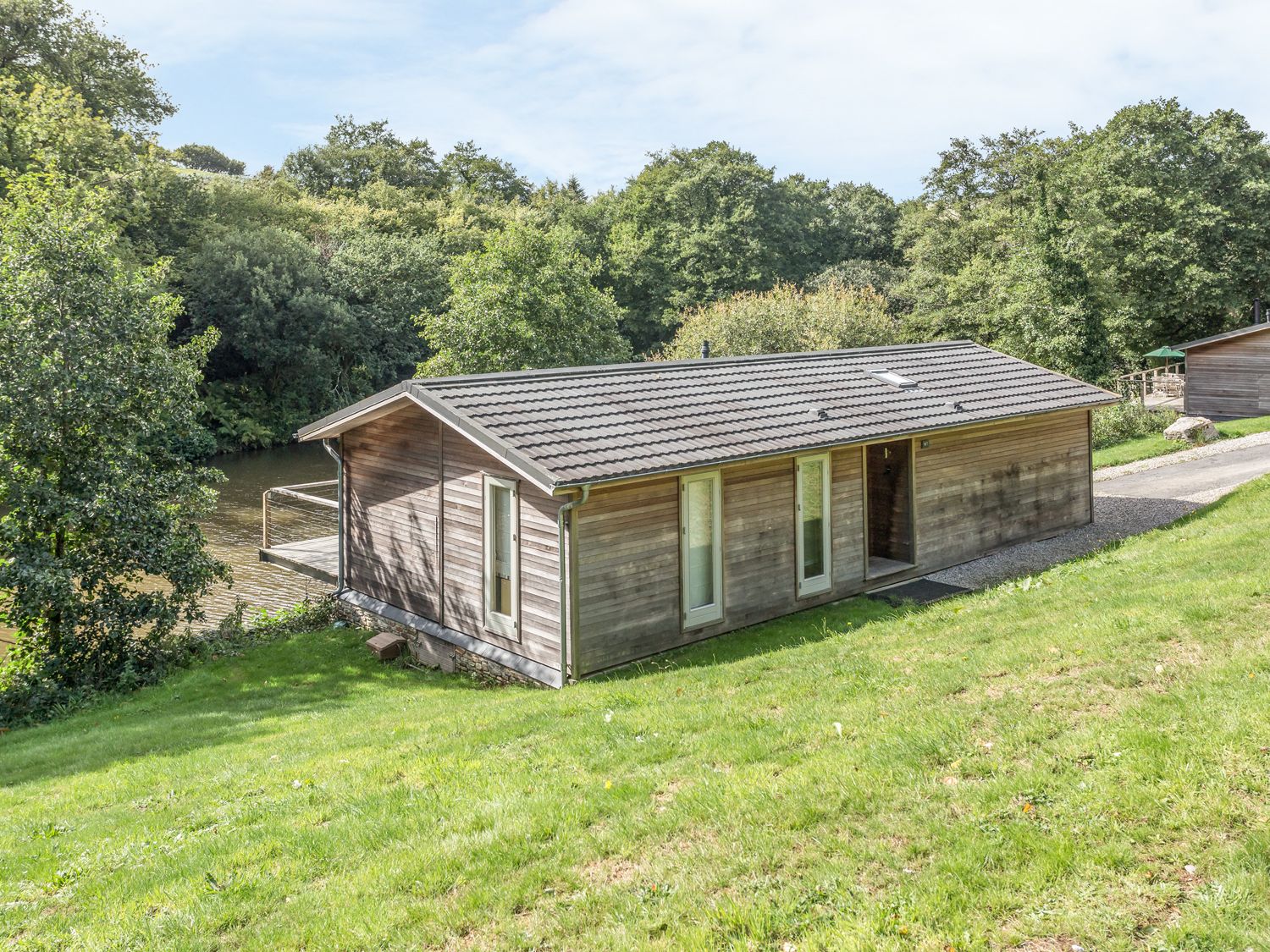 7 Waters Edge Lodge ( Ref 991426 ) at Stonerush Lakes near Lanreath Cornwall England - Stonerush Lakes Holiday Lodges