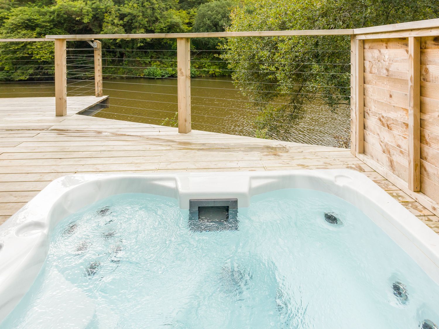 Book 7 Water's Edge Lodge ( Ref 991426 ) Holiday Lodge for 4 people in Lanreath Cornwall England