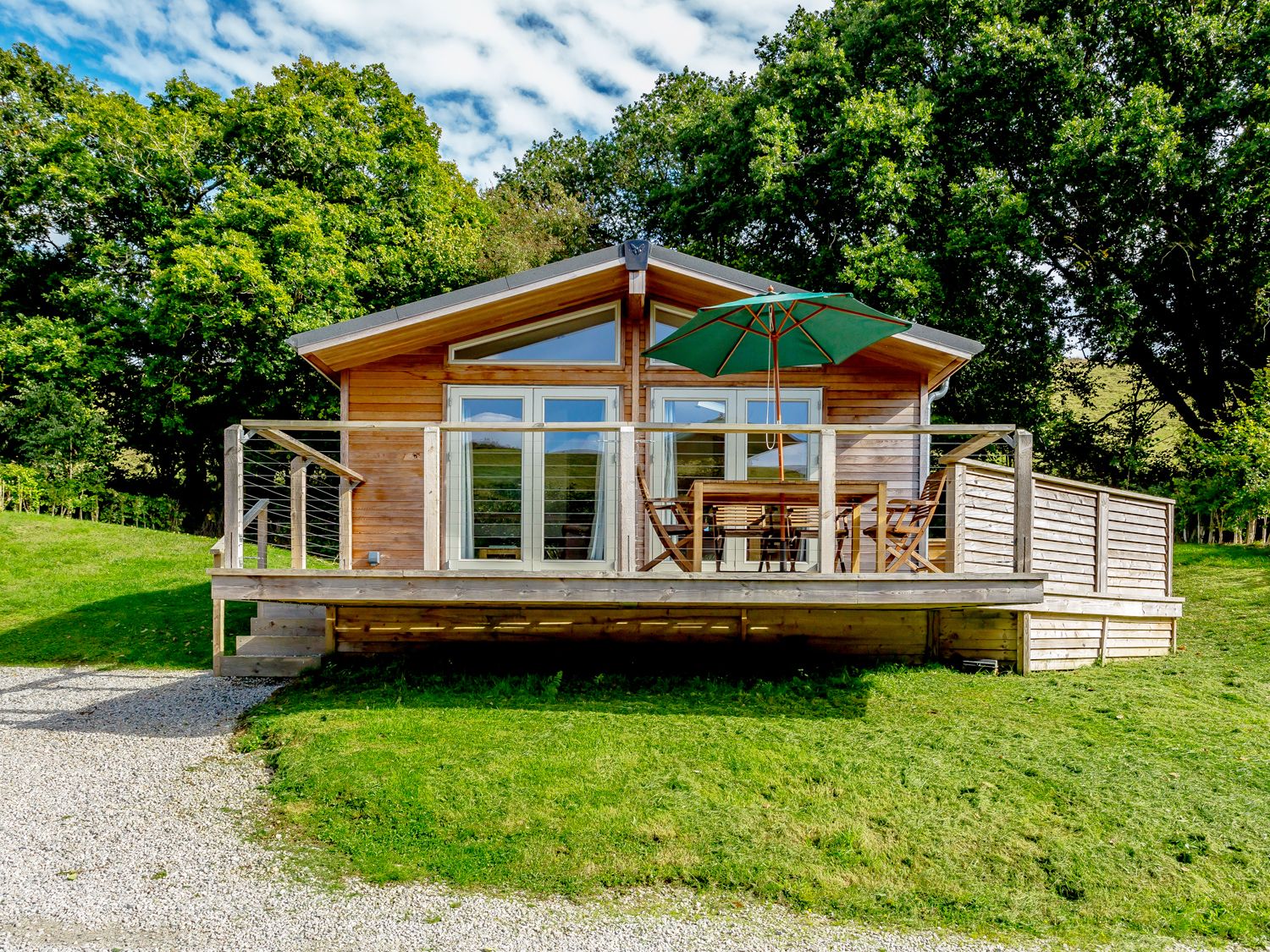 Holiday Lodge at Stonerush Lakes Lodges - Book 6 Hedgerows Lodge ( Ref 991429 ) Self Catering Accommodation in Lanreath South Cornwall England
