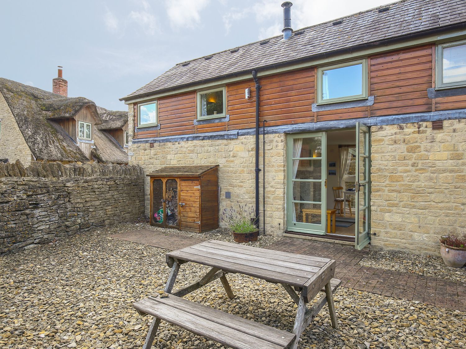 Mill View, Cotswold Water Park Gloucestershire England Cottages For Couples, Find Holiday