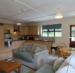 A kitchen with seating area at Bryn Eira Tack Room in Llanfair PG