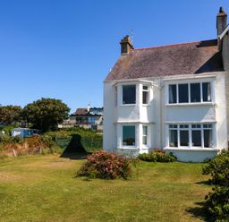 An outdoor area with a house and garden at Windygates in Rhosneigr