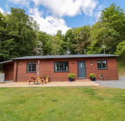 A lodge with patio furniture at Ryedale Country Lodges - Hazel Lodge Kirkbymoorside