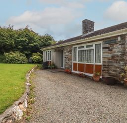 A house with a gravel pathway at Underlanes in Boscastle