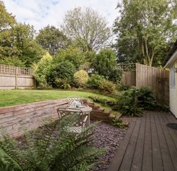 A garden with a table and chairs at Tregona Buckland Monachorum near Yelverton