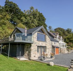 Stone house with glass balcony and garden at Tyn Llwyn in Pencoed near Corwen