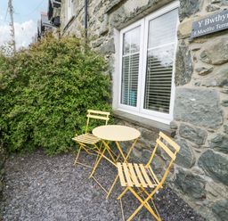A table and chairs outside at Y Bwthyn in Llanbedr