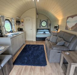 A studio with a kitchen unit and bed at Stapeley Pod White Grit near Chirbury