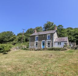 A house with garden and surrounding landscape at Dolwylan Cottage Cwmtydu near New Quay