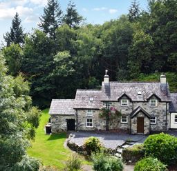 A house surrounded by trees and garden at Greffyn in Betws-Y-Coed