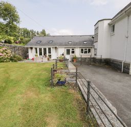A house with a garden and fence at Pengwern Bach in Llanrwst