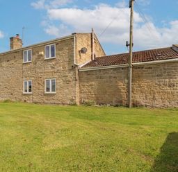 An outdoor view of Asta Cottage with grass at Asta Cottage in Cresswell