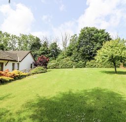 A garden with a house and trees at Kala in Spittal near Haverfordwest
