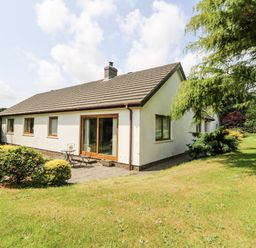 A house with windows and a front door in an outdoor area at Kala in Spittal near Haverfordwest