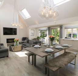A living room with a dining area and kitchen at 12 Manor Farm Close Kingham