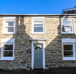 A house exterior with stone walls and windows at Widgeons Keel in Flushing