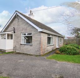 A house with a garden and driveway at Avoca in Rock