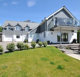 A house with garden and balcony at Farlands, Daymer Bay