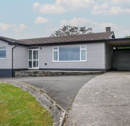 A house with a driveway and garage at Hillview in Polzeath