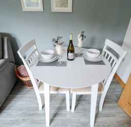 A dining area with a table and chairs at Angel's Retreat in Huttoft