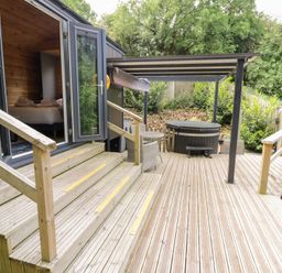 An outdoor area with steps leading to a hot tub at The Shepherds Hut at Bridge Lake Farm & Fishery, Chacombe