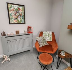 A snug with a chair and table at Country Retreat in Ponteland