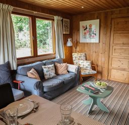 A living room with a sofa and armchairs at 10 Pinewood Retreat in Pinewood