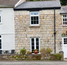 A building with windows and a door at Vi’s Valley View in Pentewan