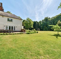 A large garden with a lawn tree and patio furniture outside a house at Bedingfield House nr Debenham